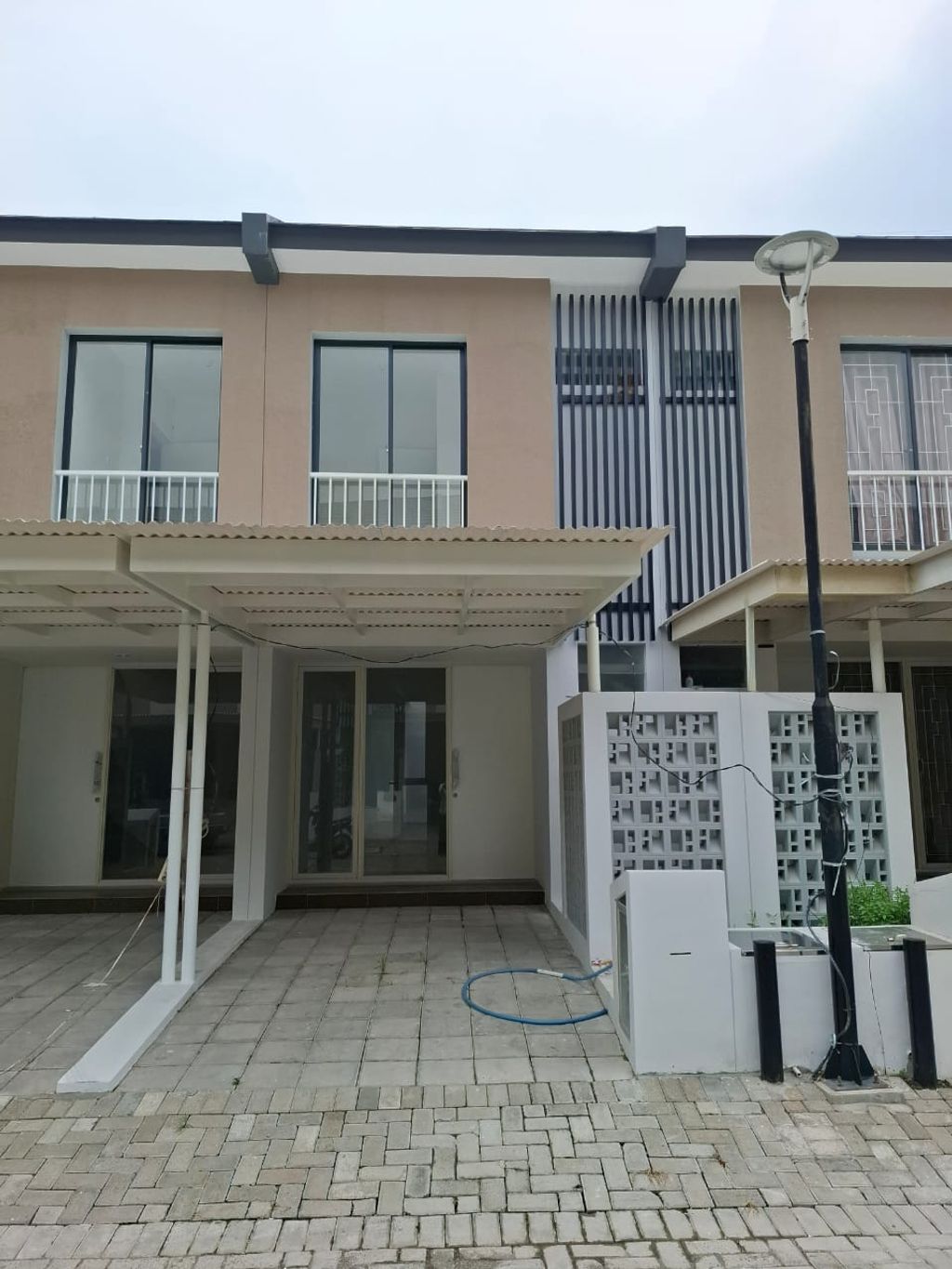 foto tampak rumah tipe Oakwood 2BR perumahan ROYAL RESIDENCE