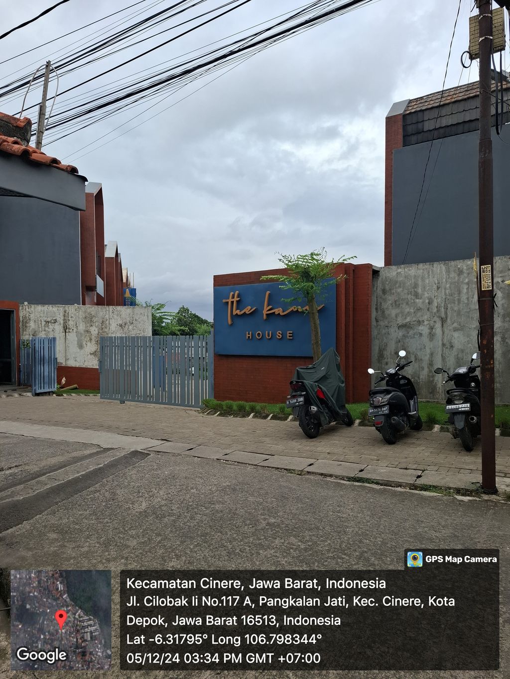 foto gerbang perumahan the kana house