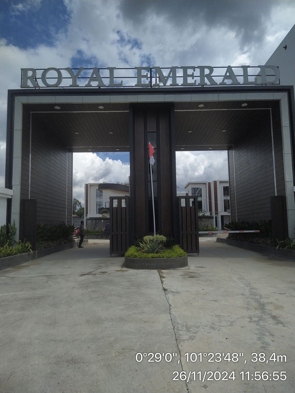 foto gerbang perumahan ROYAL EMERALD