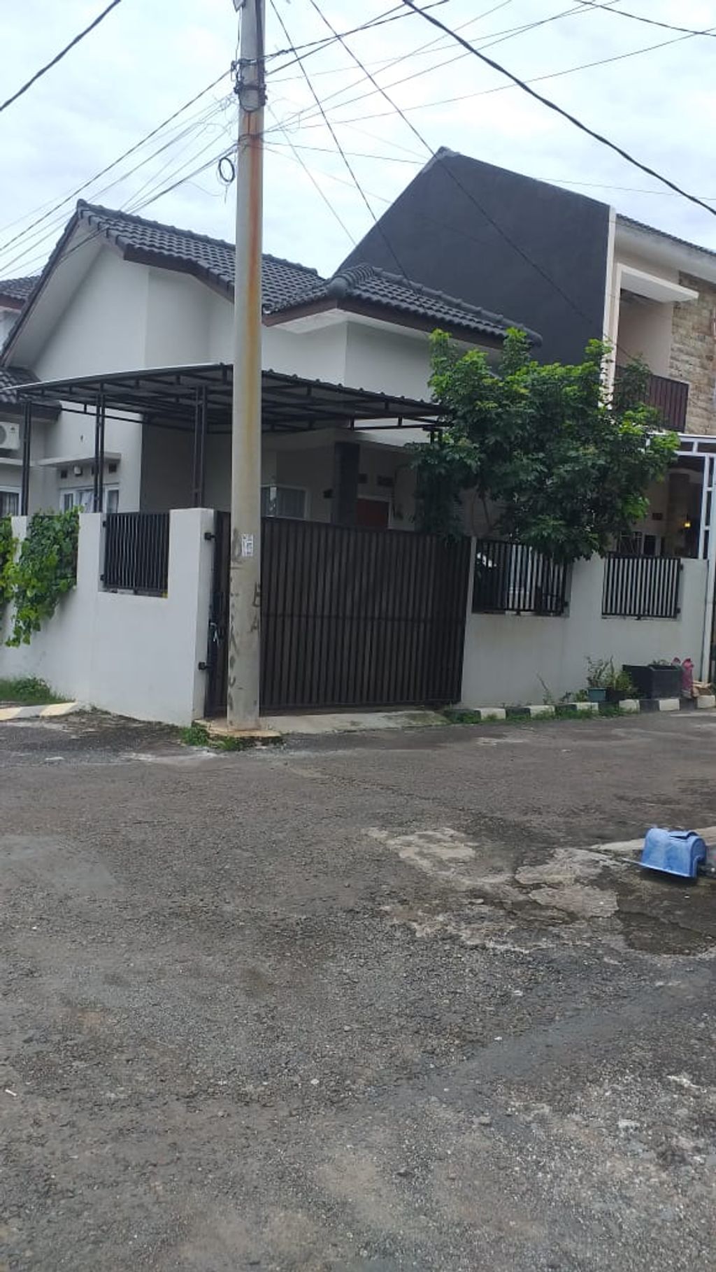 foto tampak rumah tipe 70/99 perumahan BUMI CIMANGGIS INDAH 2