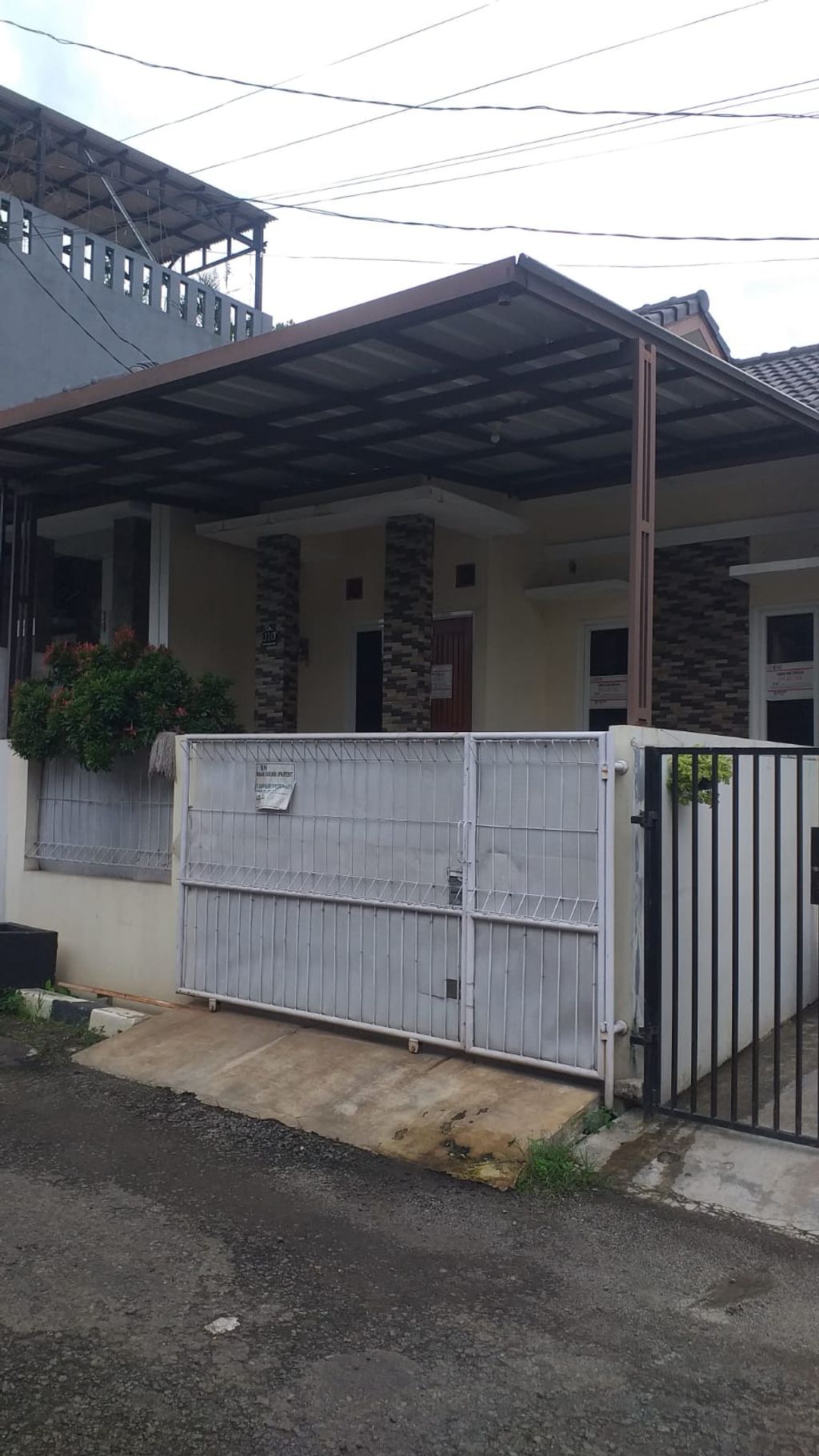 foto tampak rumah tipe 36/66 perumahan BUMI CIMANGGIS INDAH 2
