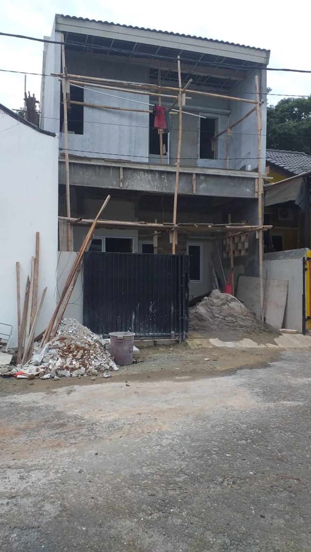 foto tampak rumah tipe 77/89 perumahan BUMI CIMANGGIS INDAH 2