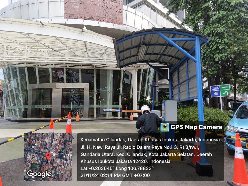 foto gerbang perumahan The Bellevue Suites