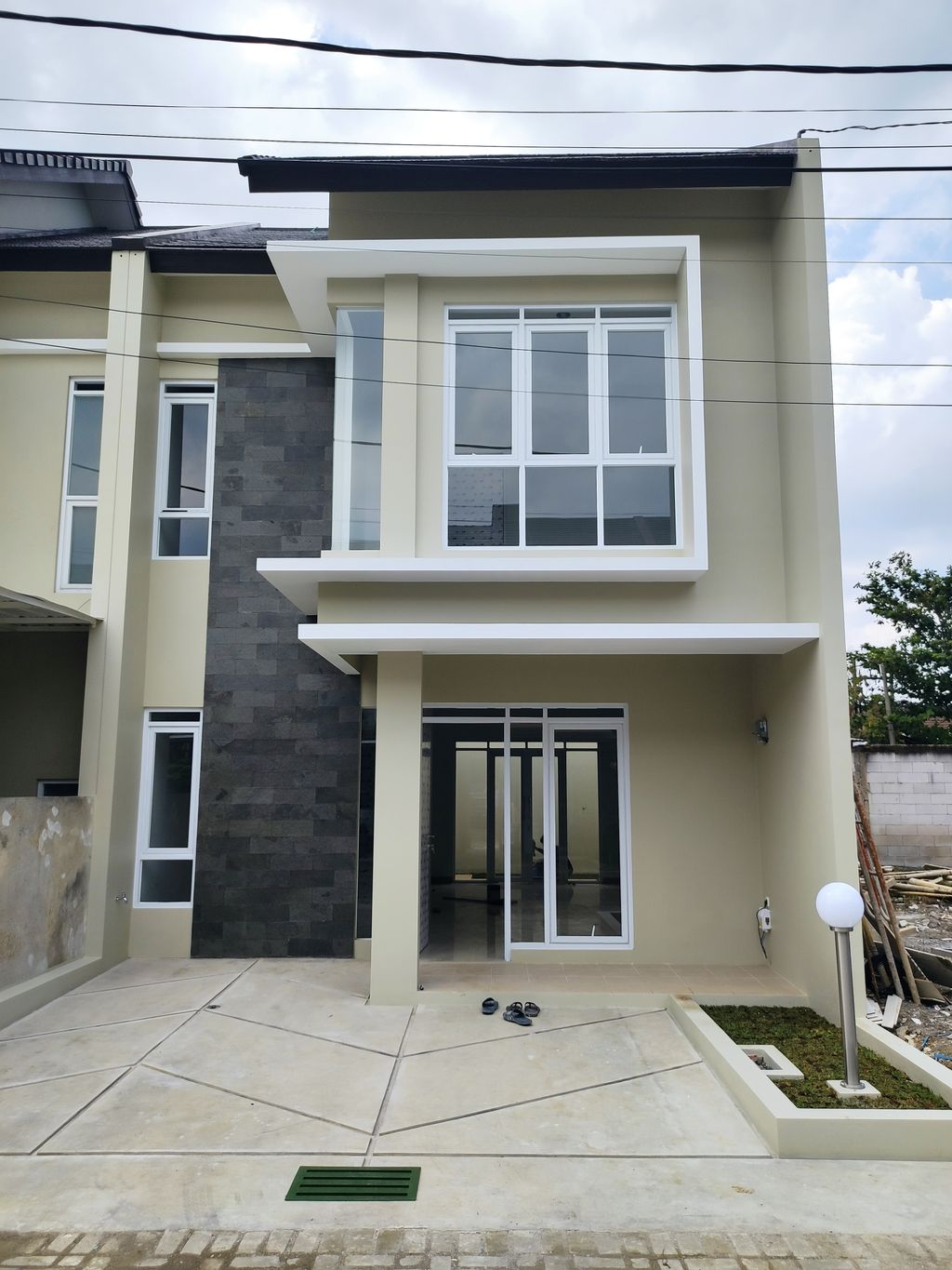 foto tampak rumah tipe 94 perumahan Mustika Townhouse
