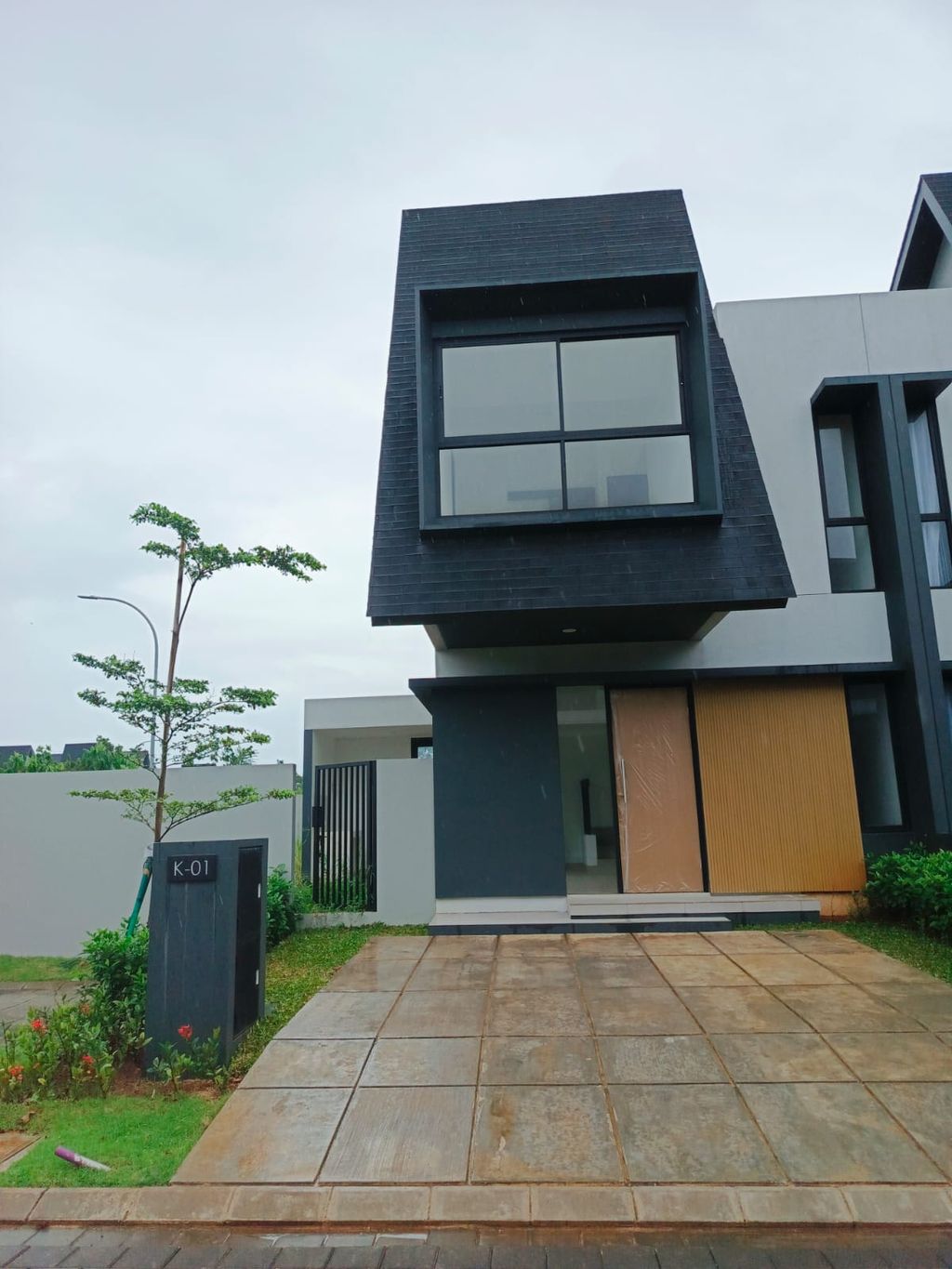foto tampak rumah tipe Tilia K-001 - The Terrace perumahan Shila At Sawangan