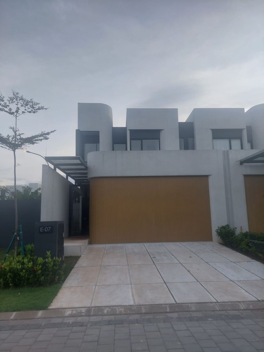 foto tampak rumah tipe The Courtyard -Tilia E-007 perumahan Shila At Sawangan