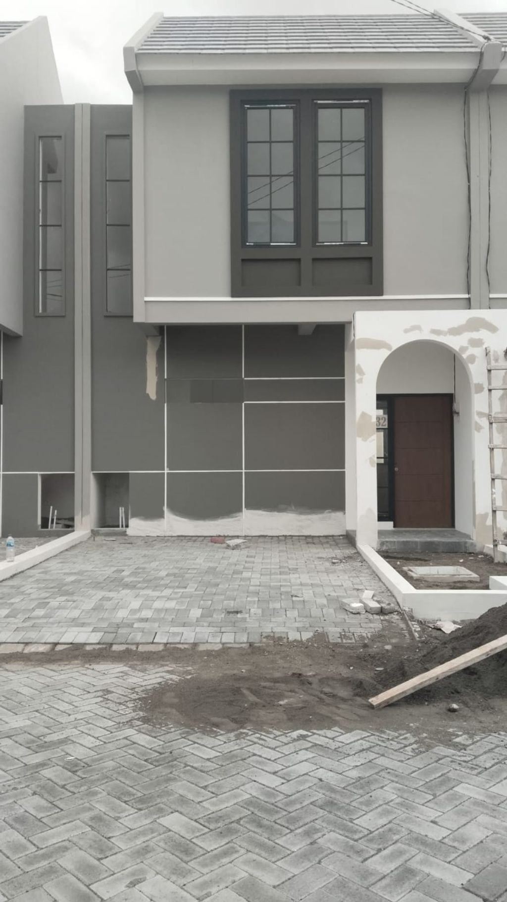 foto tampak rumah tipe Blok F-32 Bentley Cluster Kensington perumahan The Anvaya Juanda