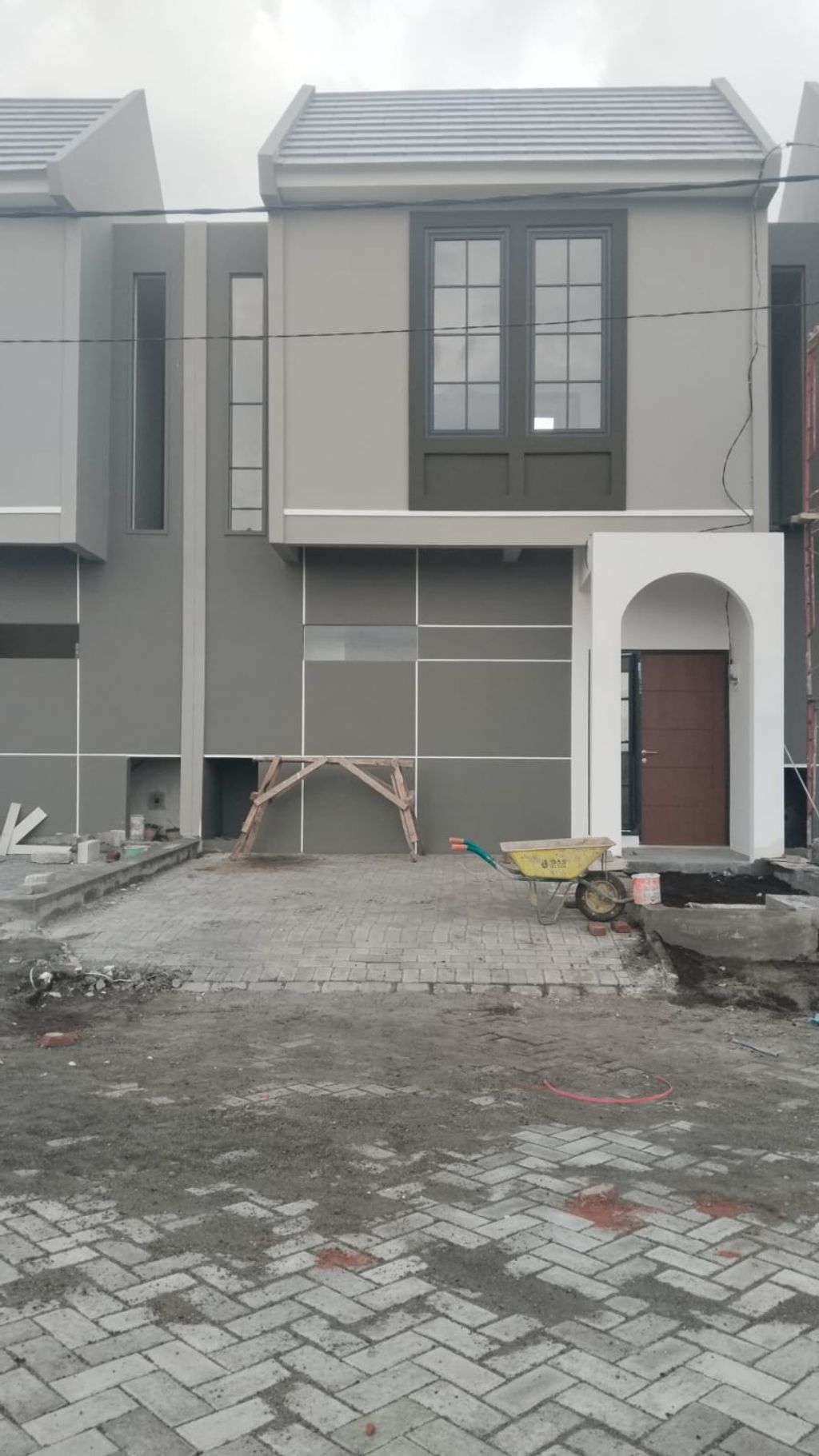 foto tampak rumah tipe Blok A 10 Camden Cluster Kensington perumahan The Anvaya Juanda