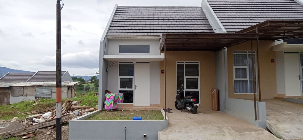foto tampak rumah tipe 72/40 perumahan Margahurip Banjaran