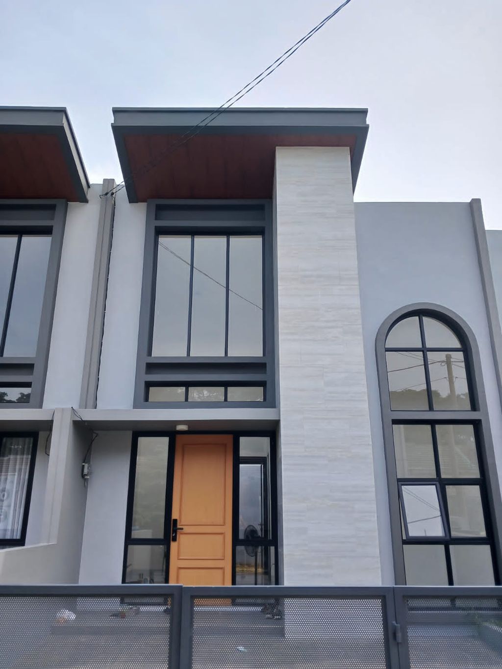 foto tampak rumah tipe SKY VIEW perumahan GRAND RESIDENCE CITY