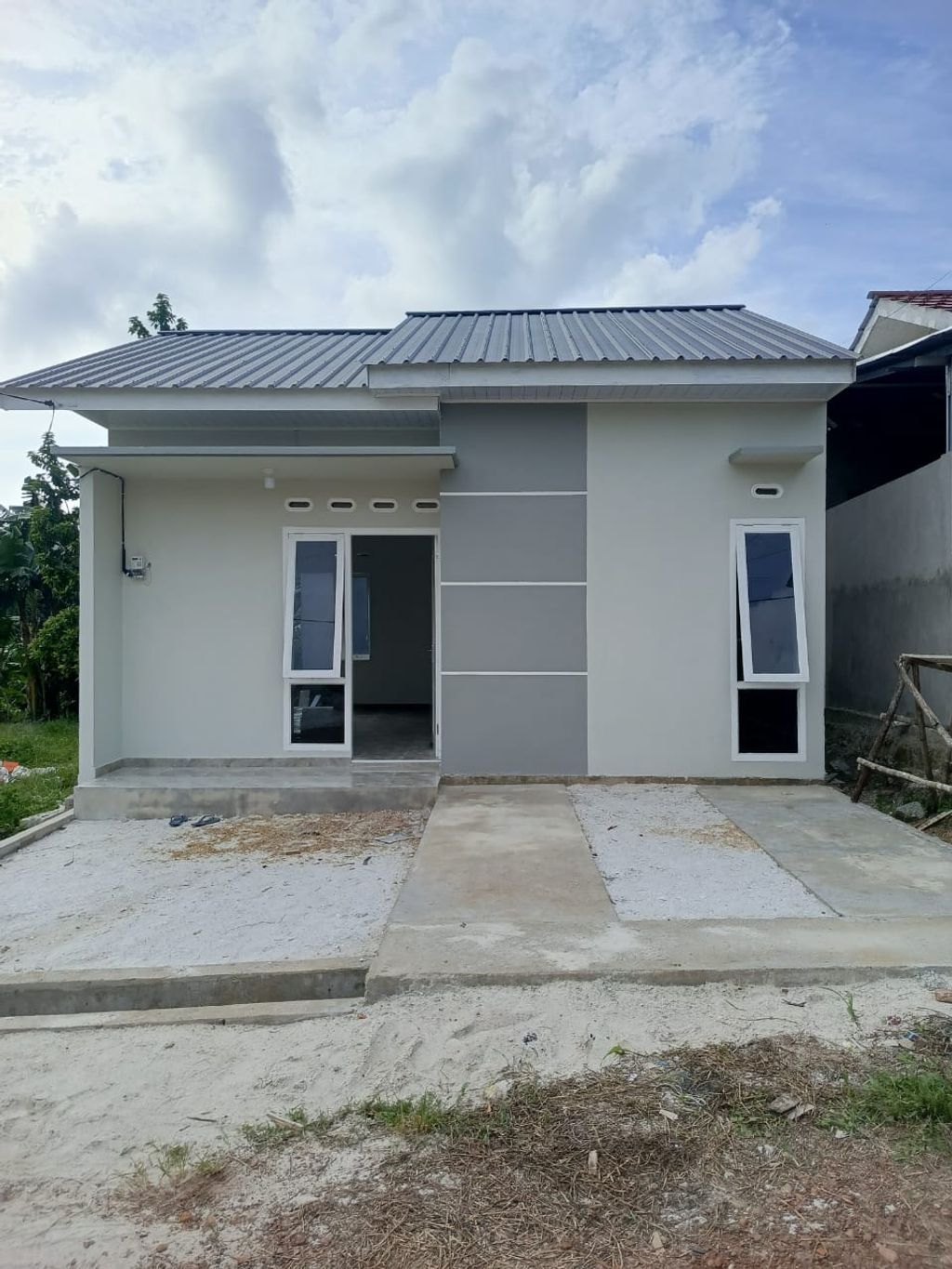 foto tampak rumah tipe 36/104 perumahan GRIYA HENTA LAND