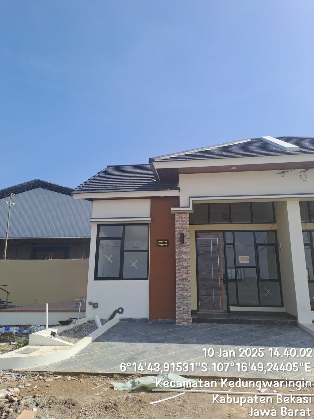foto tampak rumah tipe Superior Varian (Hook) perumahan Megaland estate