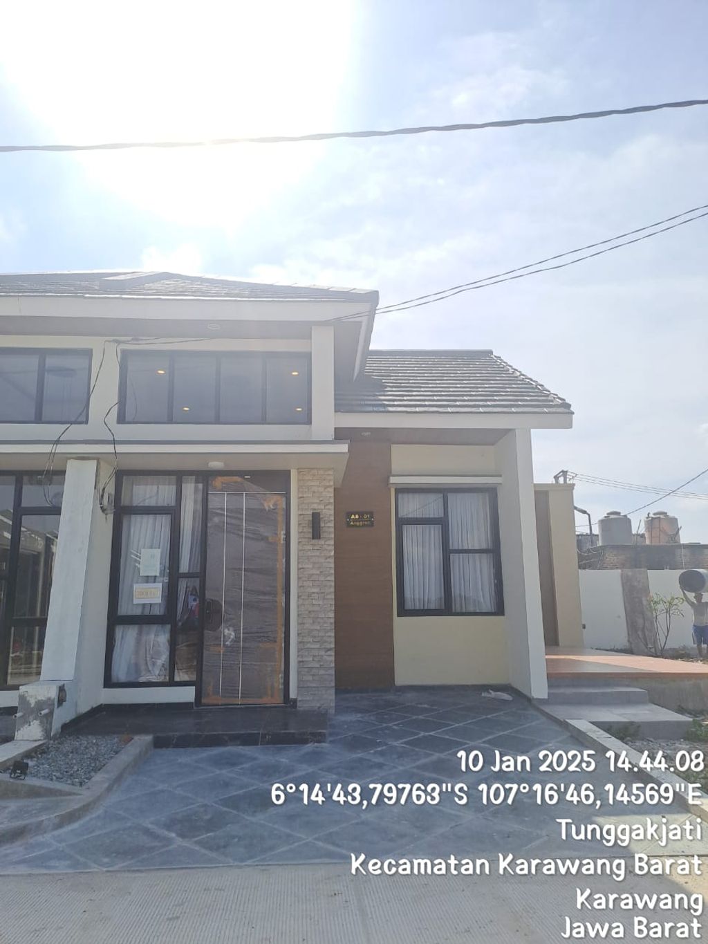 foto tampak rumah tipe Deluxe Varian (Hook) perumahan Megaland estate