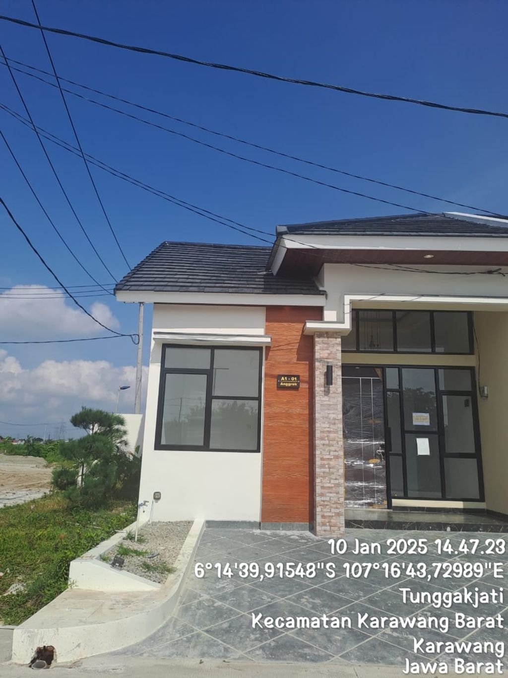 foto tampak rumah tipe Superior Hook perumahan Megaland estate