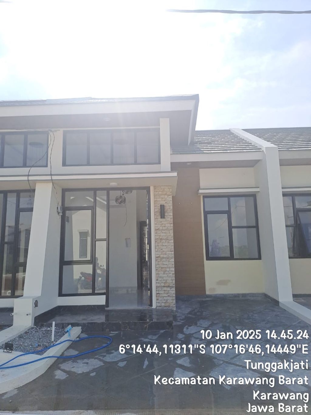 foto tampak rumah tipe Deluxe Varian perumahan Megaland estate