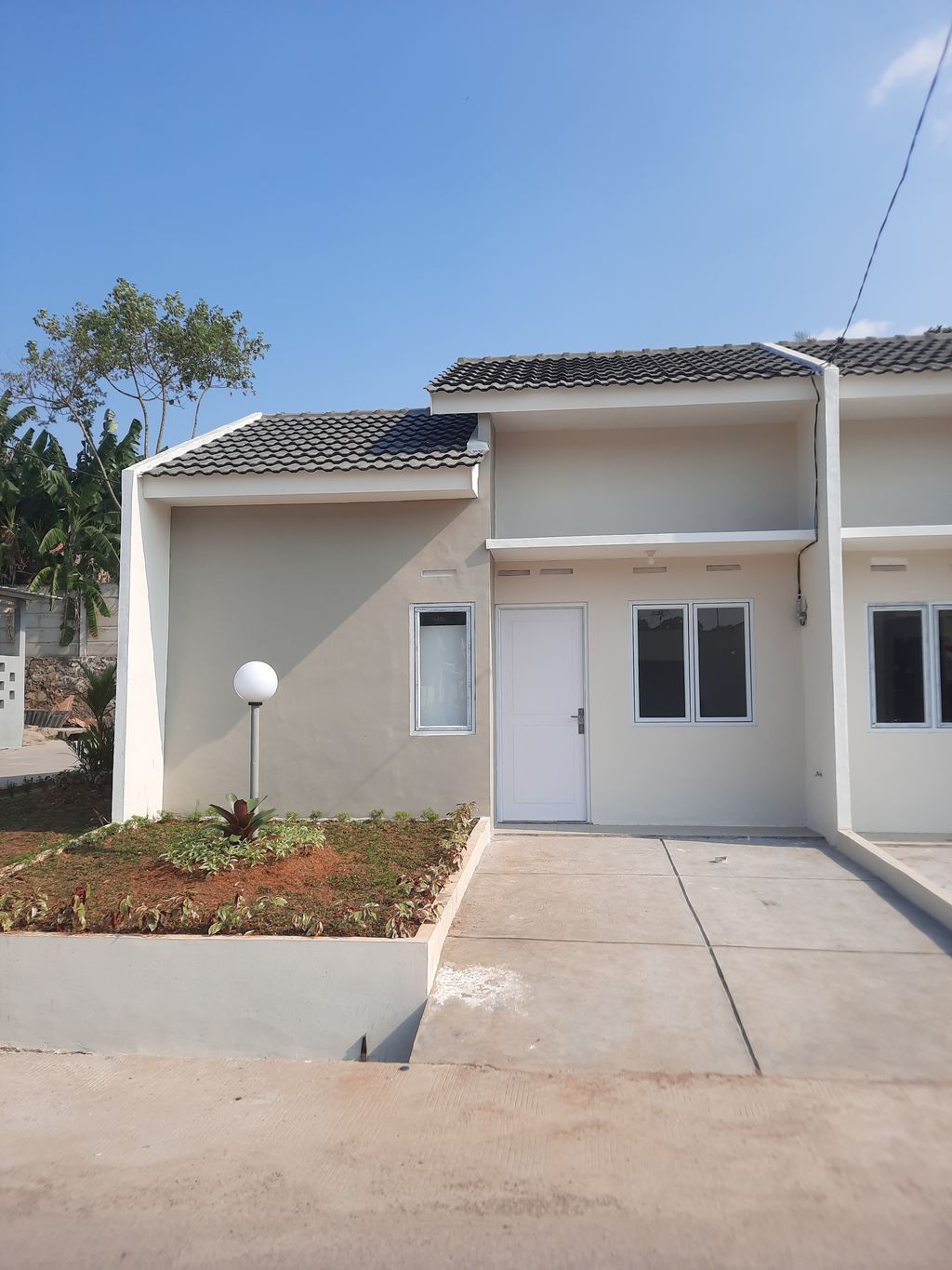 foto tampak rumah tipe 30/60 perumahan GRAND KRAMATWATU 5