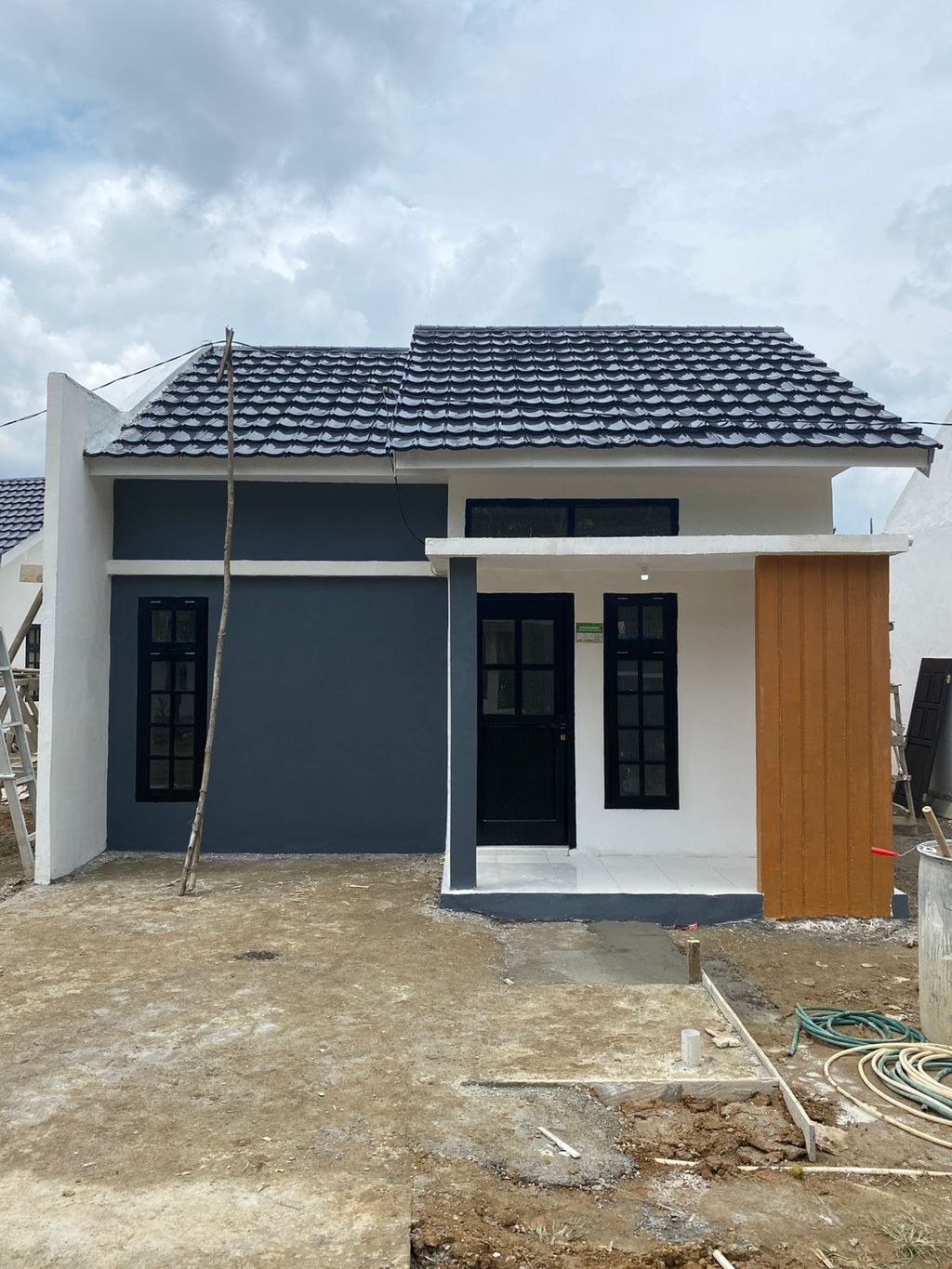 foto tampak rumah tipe 36/110 perumahan Quensha Residence