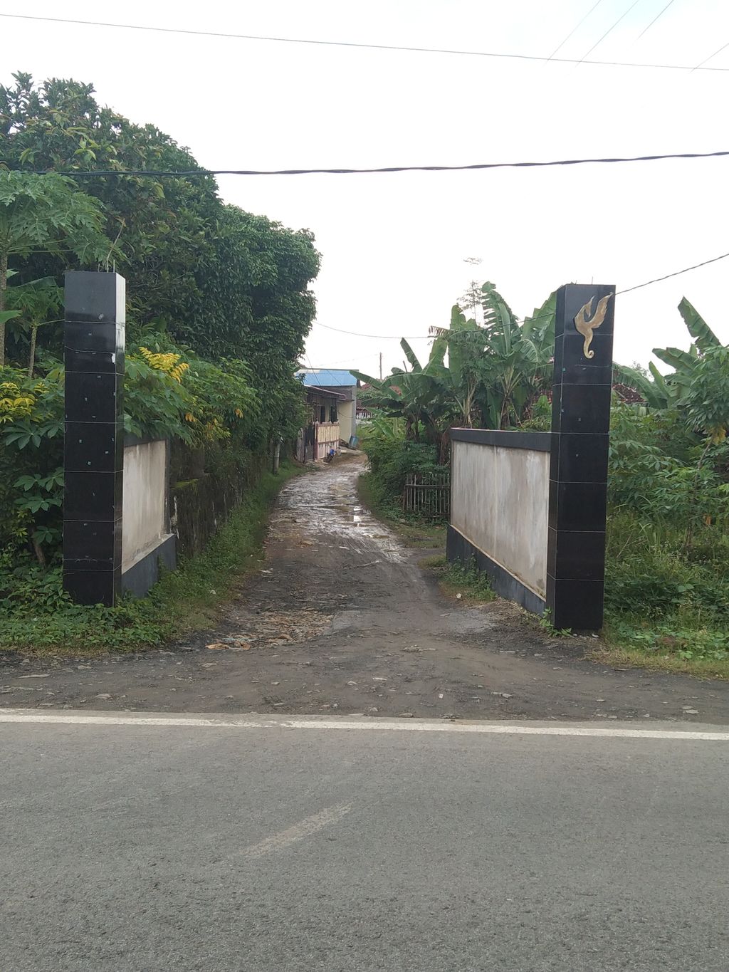 foto gerbang perumahan Alam Gubug Residence