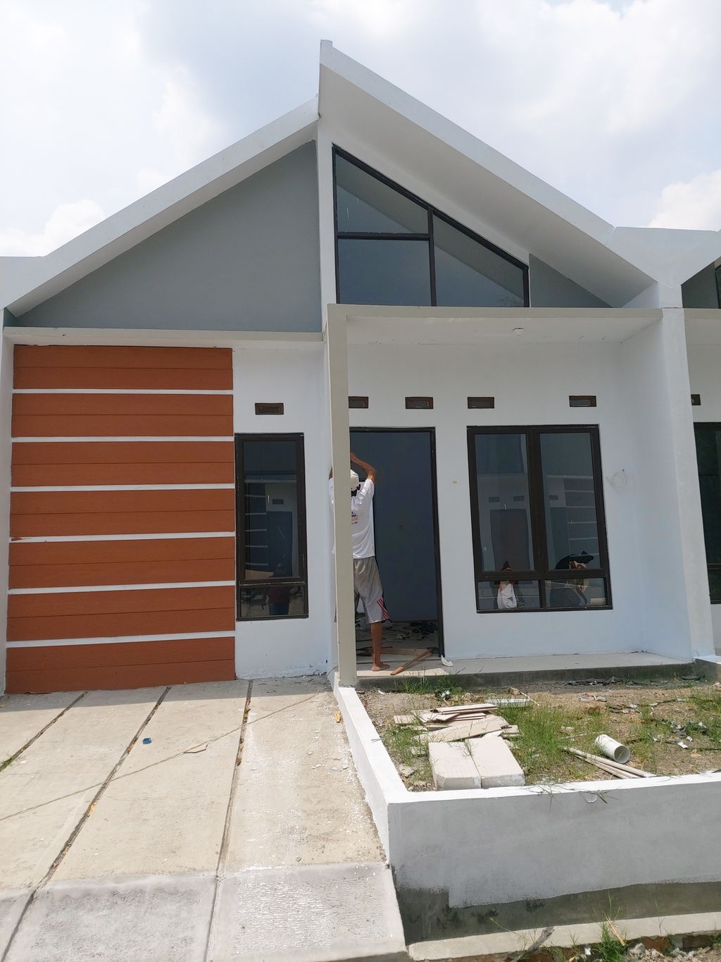 foto tampak rumah tipe 32 Scandinavian subsidi perumahan GRAHA SEDOYO KONCO LAND