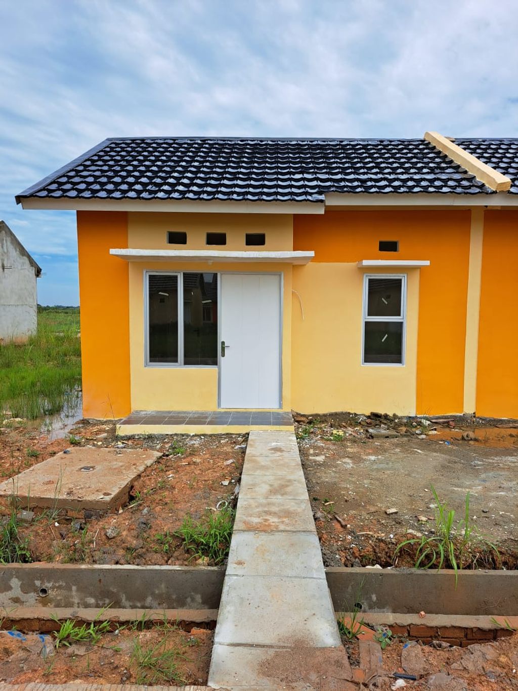 foto tampak rumah tipe 36/84 perumahan OPI REGENCY 5