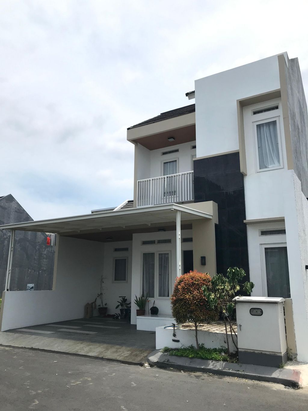 foto tampak rumah tipe 90/108 perumahan KARISMA RESIDENCE CIREBON