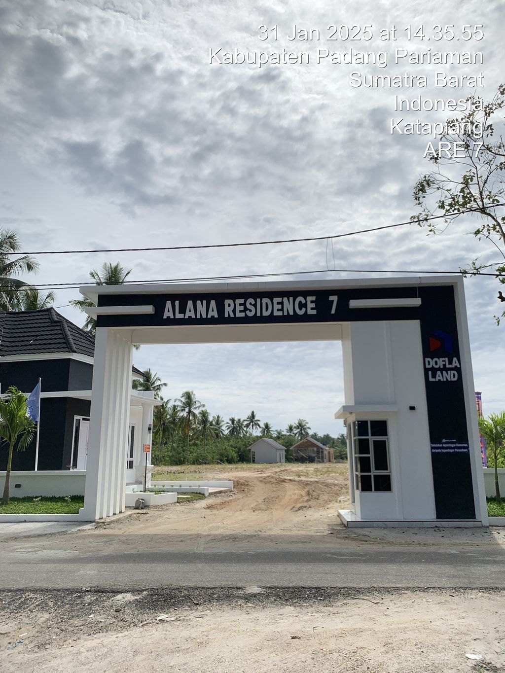 foto gerbang perumahan Alana Residence 7