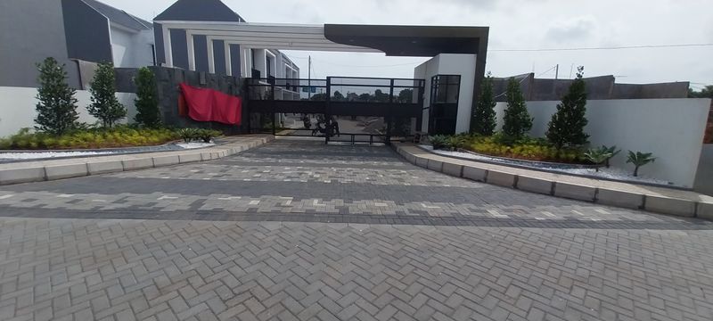 foto gerbang perumahan REGENSI MELATI MAS CLUSTER BERYL