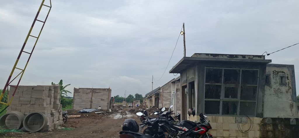 foto gerbang perumahan GRIYA MANISRENGGO KOTA 2