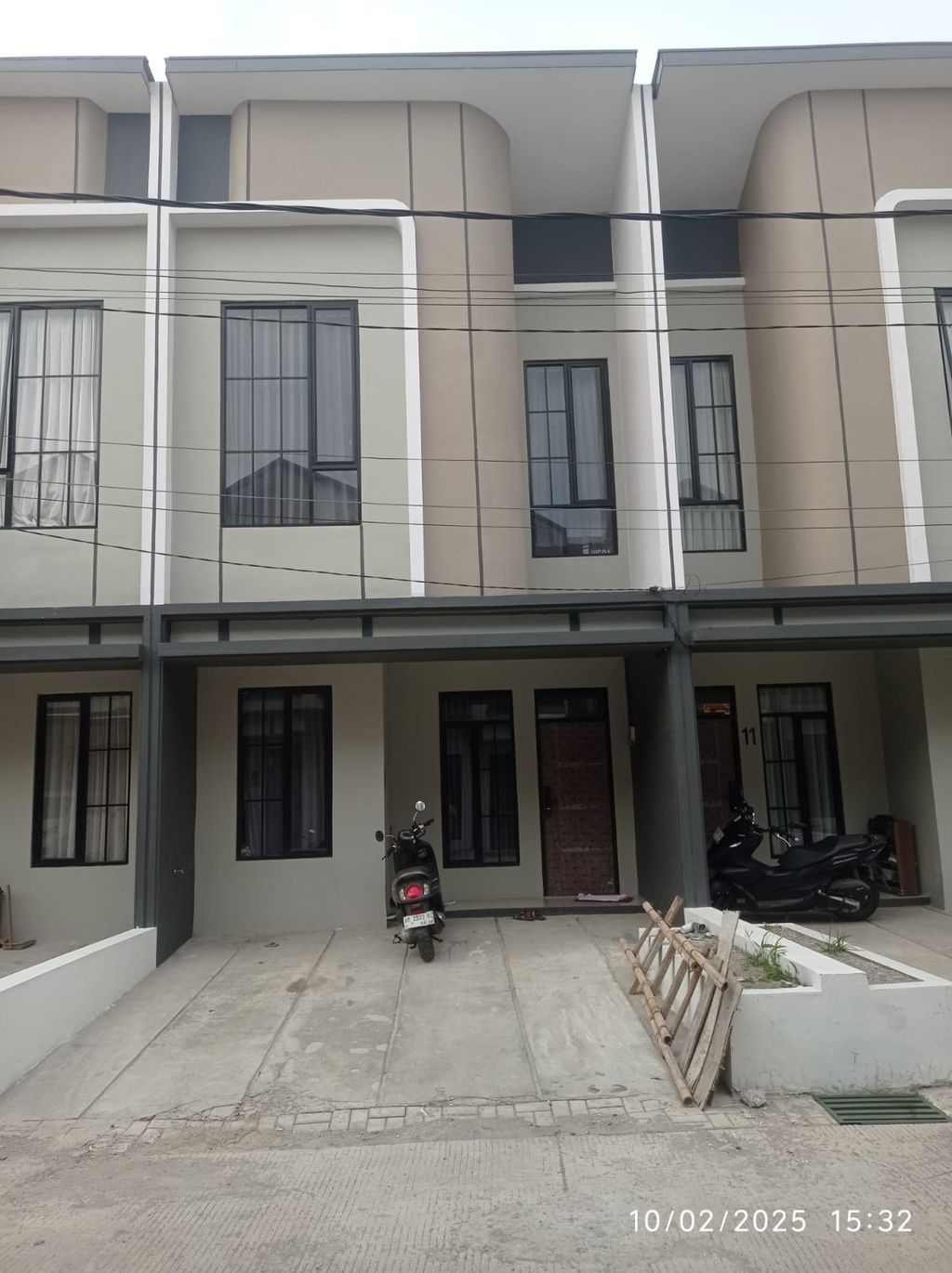 foto tampak rumah tipe 43 Compact High Ceiling (3KT) (515) perumahan G-Land Ciwastra Park 2