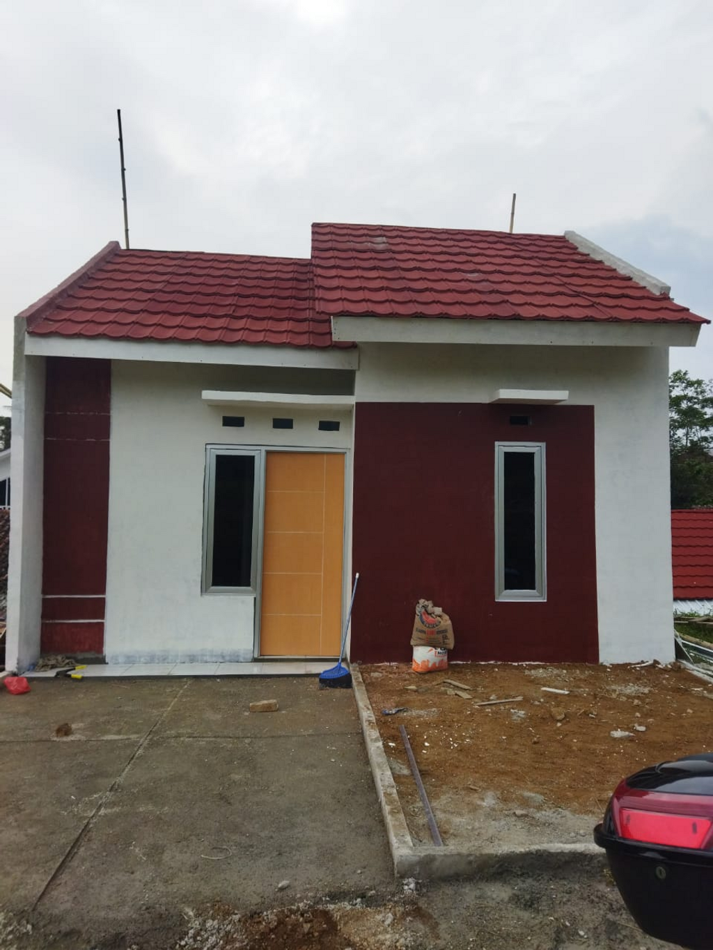 foto tampak rumah tipe 30/60 perumahan Puri Lingga Asri