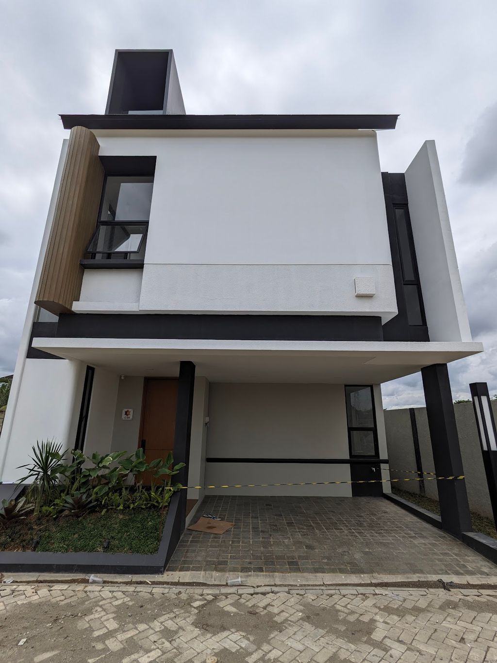 foto tampak rumah tipe C06 perumahan Prominence House Cluster Danny