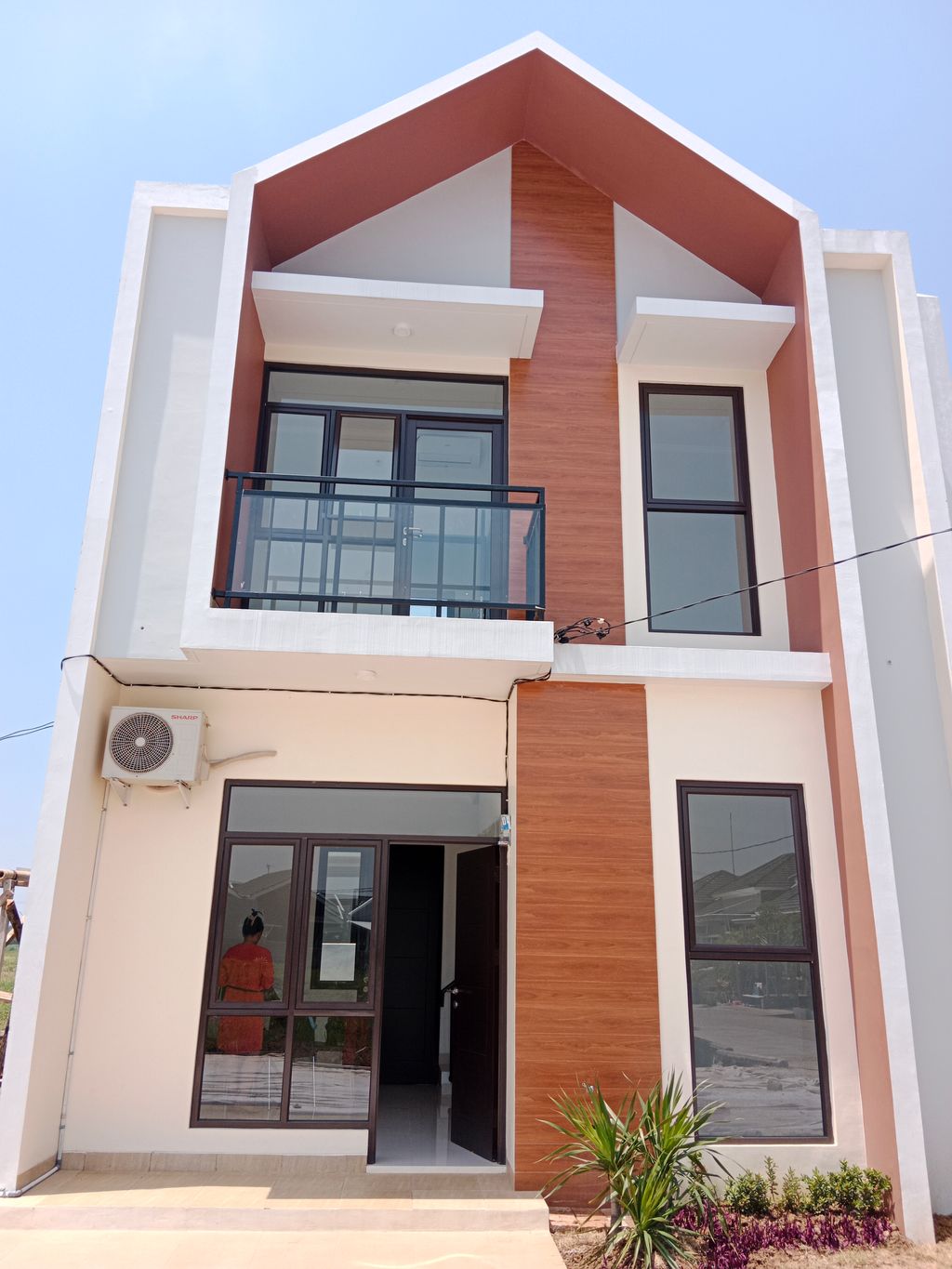 foto tampak rumah tipe Blok B1 54/108 perumahan 3 BISNIS CENTER KARAWANG