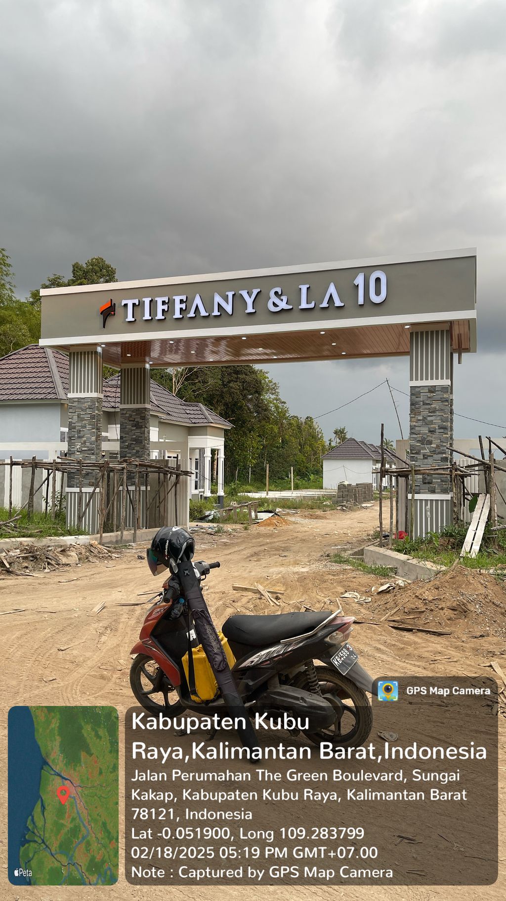 foto gerbang perumahan TIFFANY & LA RESIDENCE 10