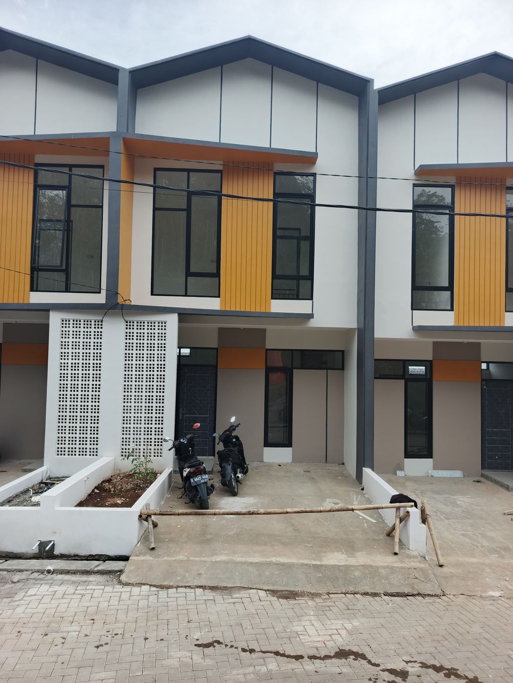 foto tampak rumah tipe 38 Cozy Level Minimalis (2 KT) (463) perumahan G-Land Harmony Hills
