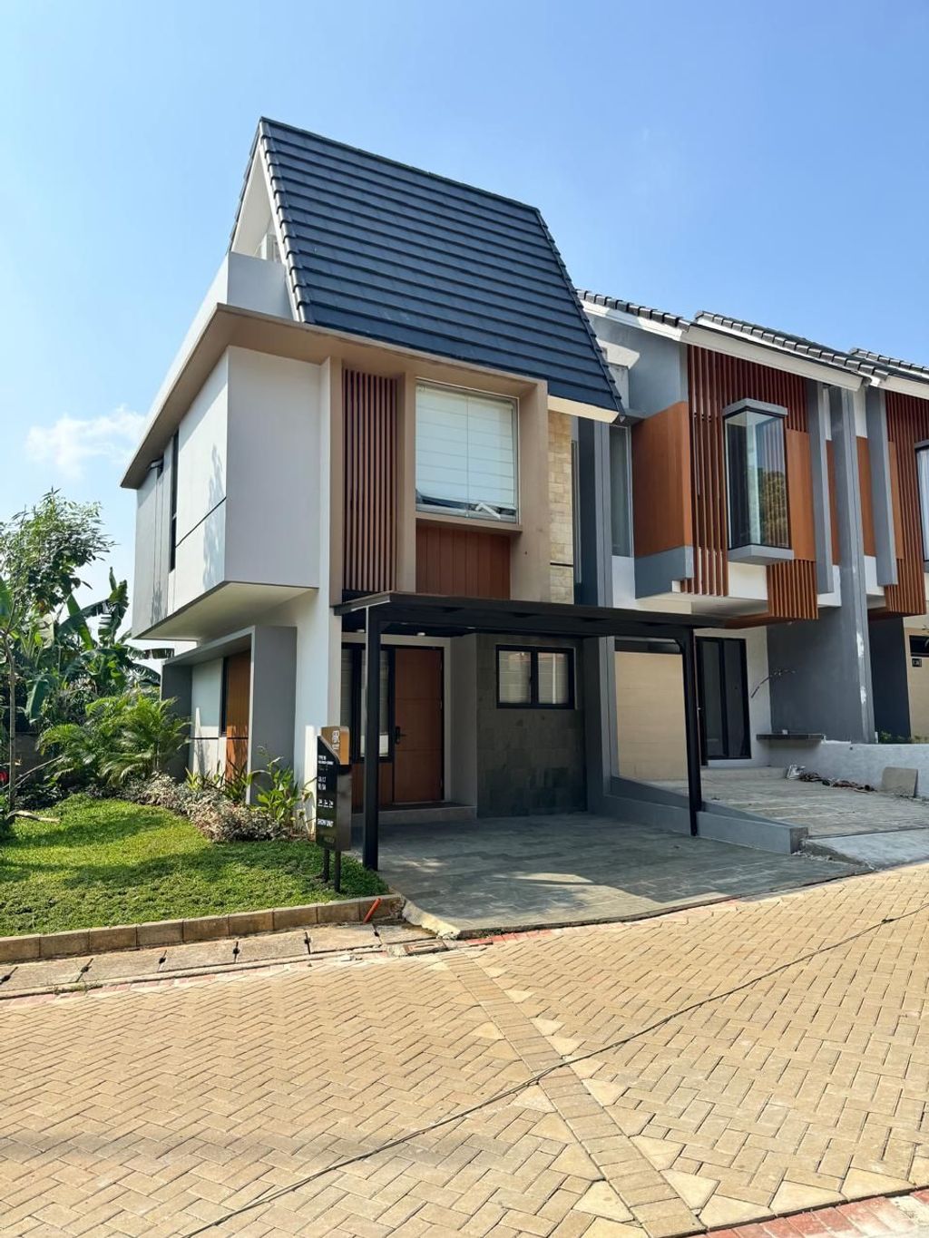 foto tampak rumah tipe Bali Suites Hoek perumahan BALI RESORT EXTENSION ( TAHAP 2 )