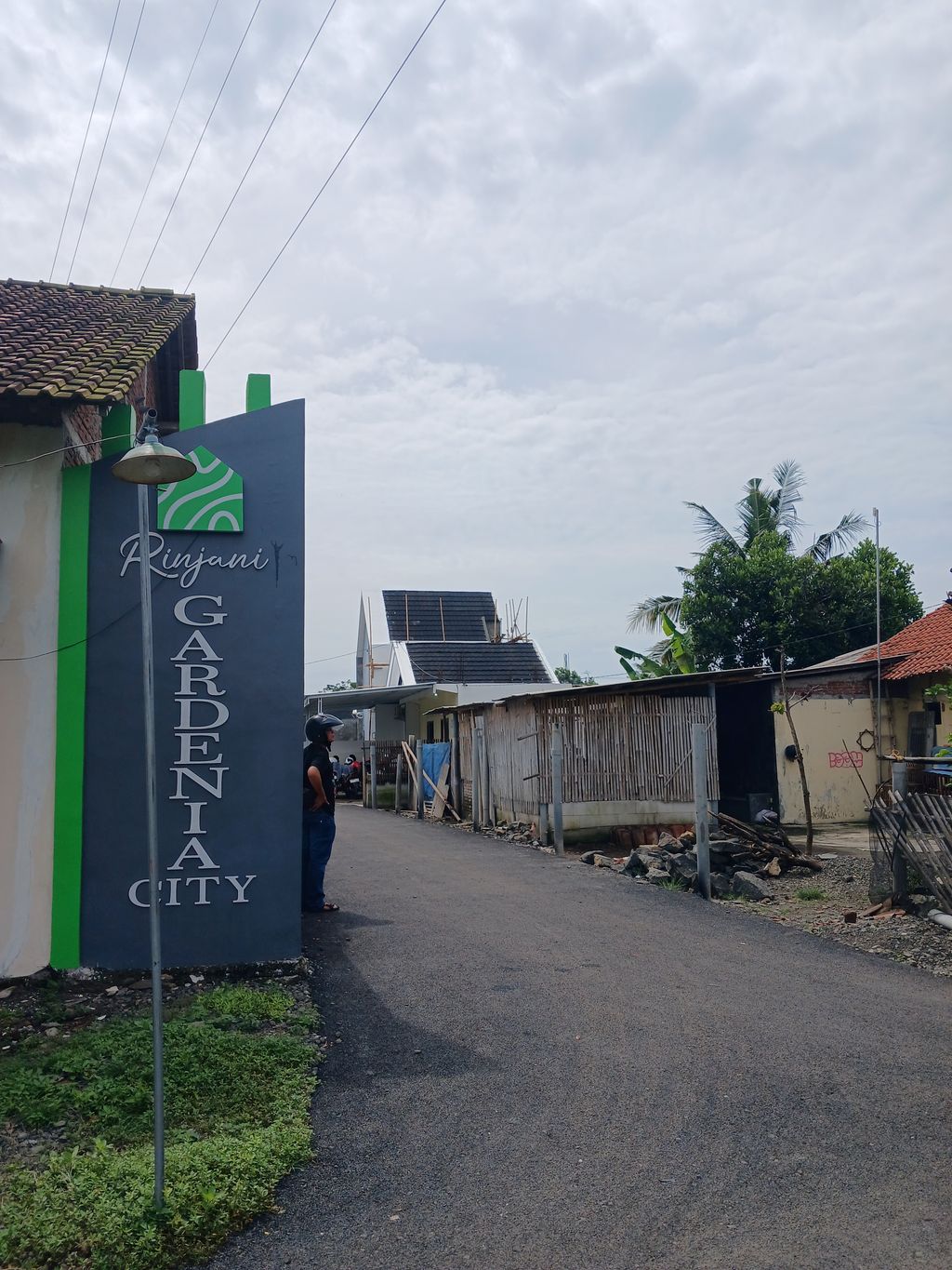 foto gerbang perumahan Rinjani Gardenia City