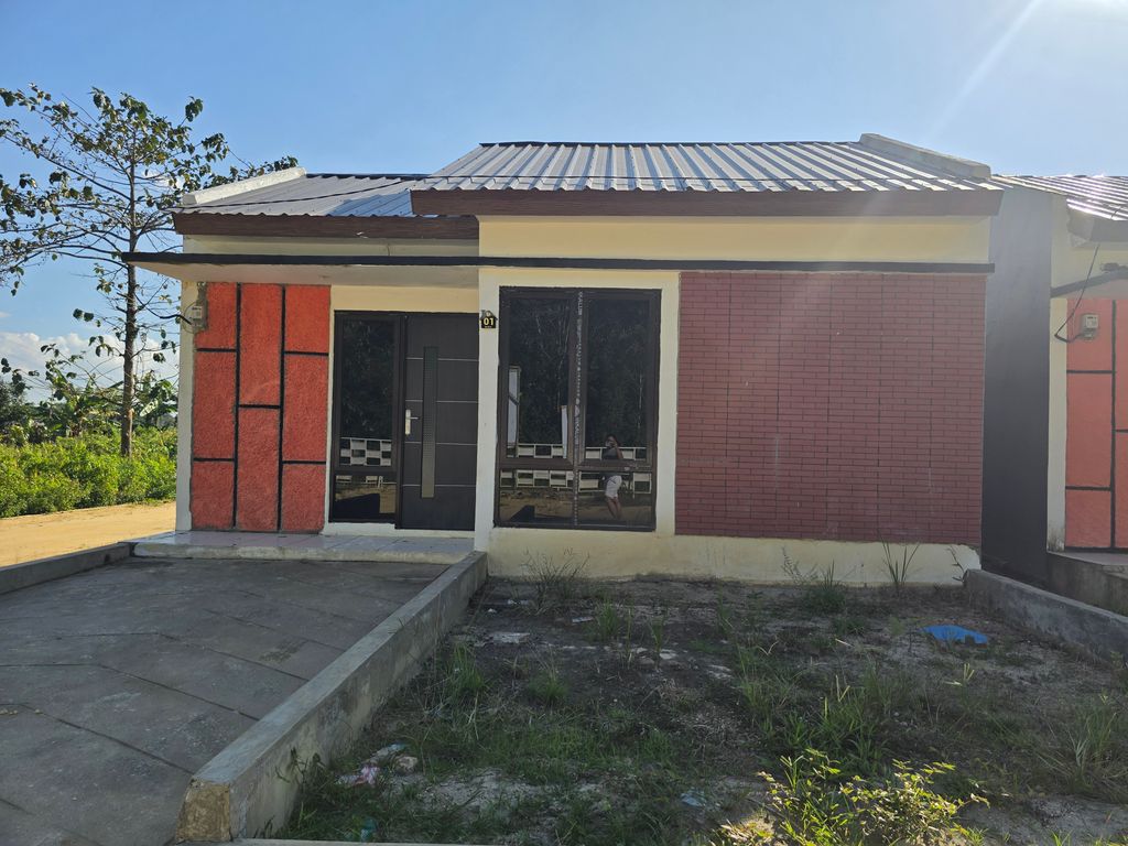foto tampak rumah tipe Tunggal perumahan Saprolite Indah