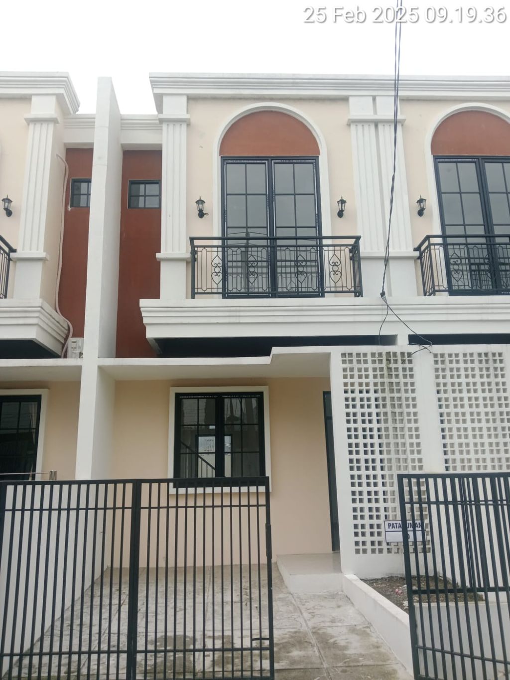 foto tampak rumah tipe 50 Compact High Ceiling (3KT) (490) perumahan Griya Pataruman Asri 1