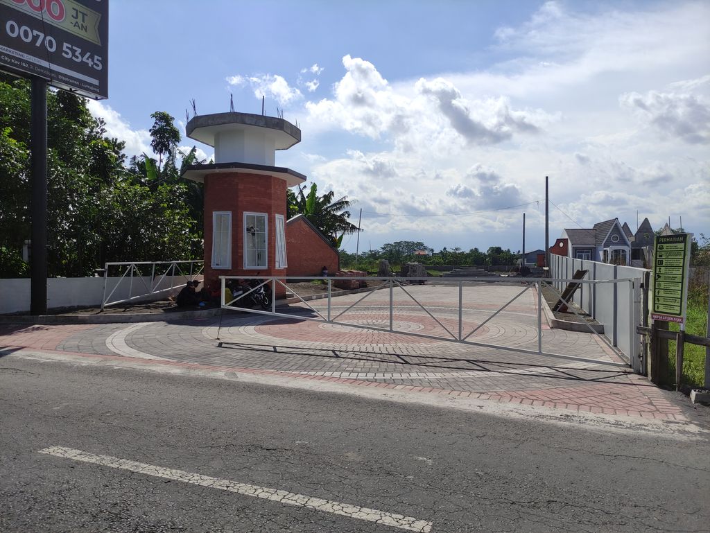 foto gerbang perumahan Leiden Park