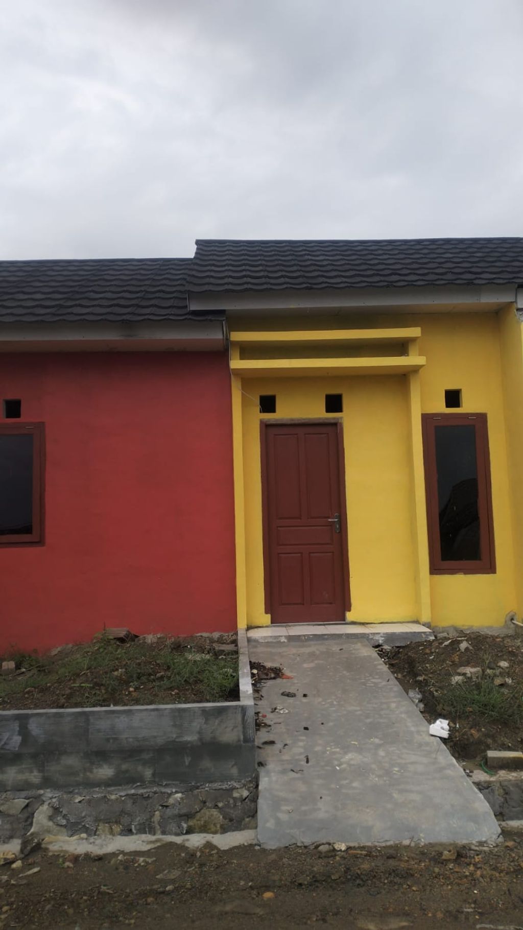 foto tampak rumah tipe 33/60 B NO 21 perumahan GRAHA ESTETIKA REGENCY 