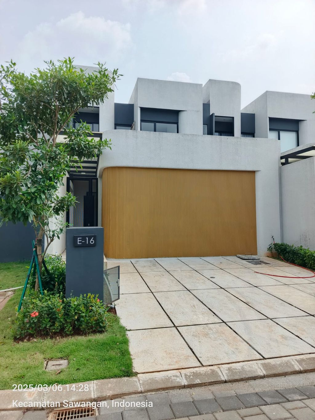 foto tampak rumah tipe Tilia The Courtyard E-16 perumahan Shila At Sawangan