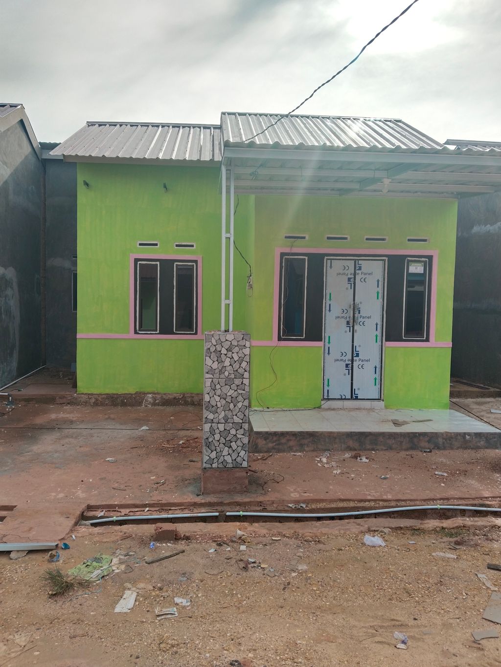 foto tampak rumah tipe 36 perumahan SINGAPORE GOLDEN
