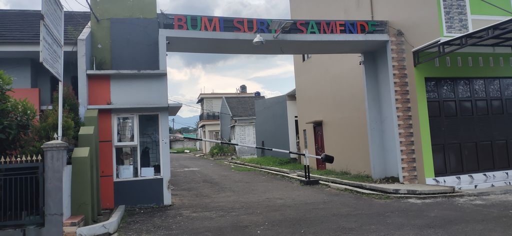 foto gerbang perumahan Perumahan Bumi Surya Samende