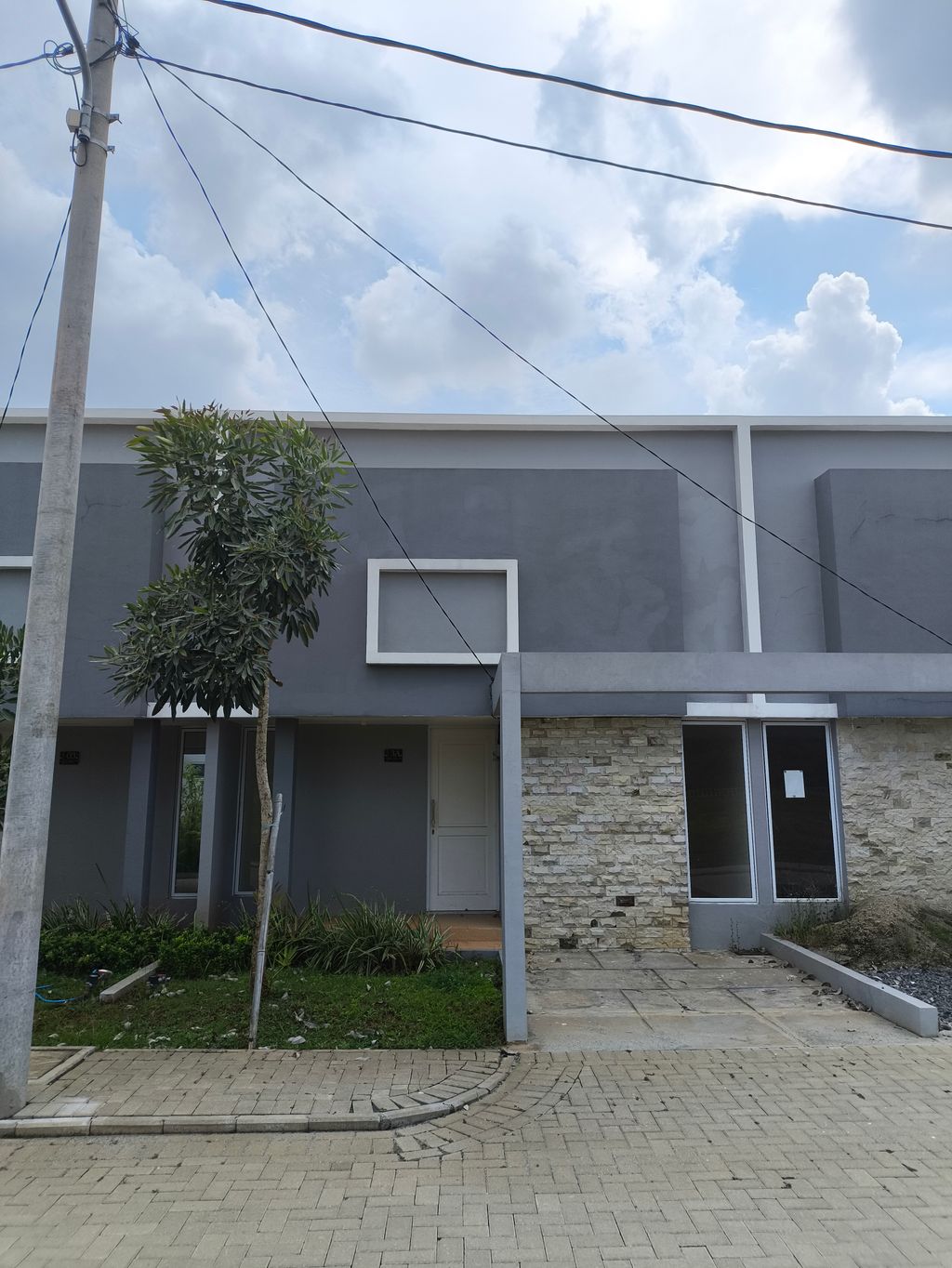foto tampak rumah tipe LUXURY 36/72 perumahan TANGERANG SMART CITY