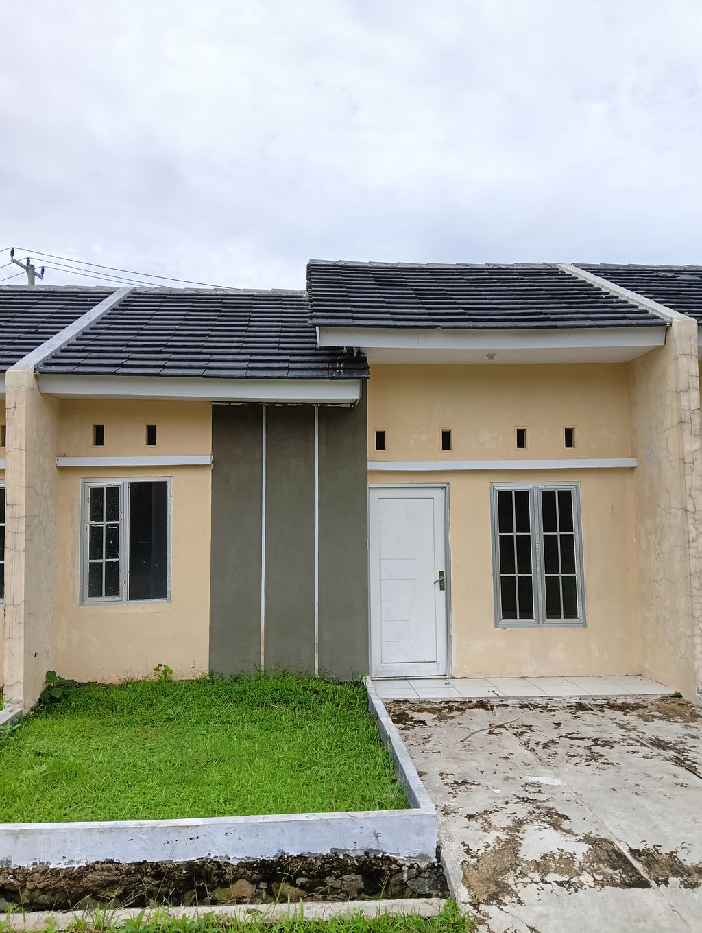foto tampak rumah tipe 29/60 perumahan KHARISMA CAHAYA RESIDENCE