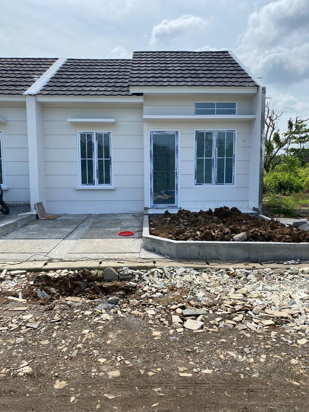 foto tampak rumah tipe 30/60 perumahan SAWITLAND KALIWEDI