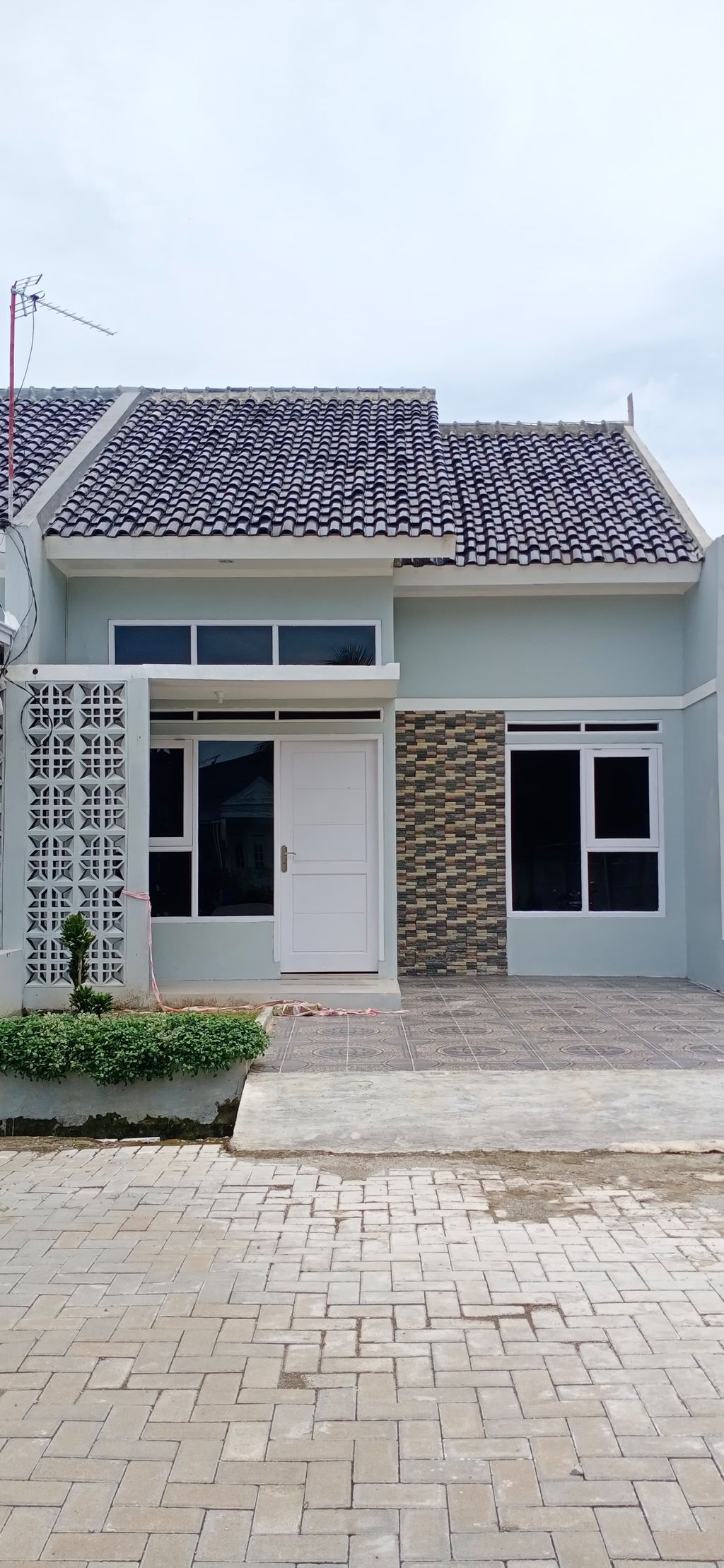 foto tampak rumah tipe Jasmine 50/105 perumahan TATAR ENDAH RESIDENCE