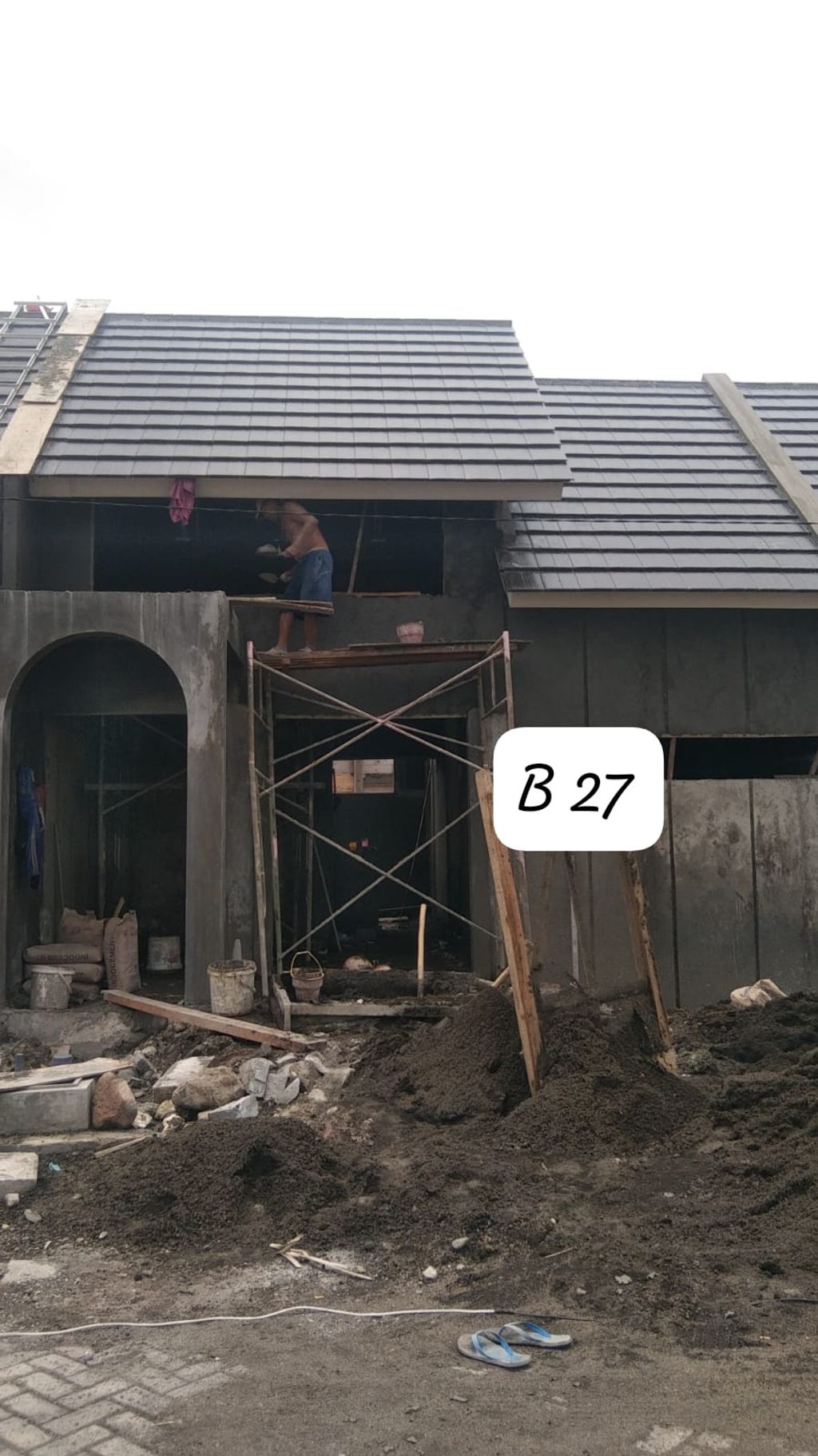 foto tampak rumah tipe Blok B-27 Galan Cluster Kensington perumahan The Anvaya Juanda