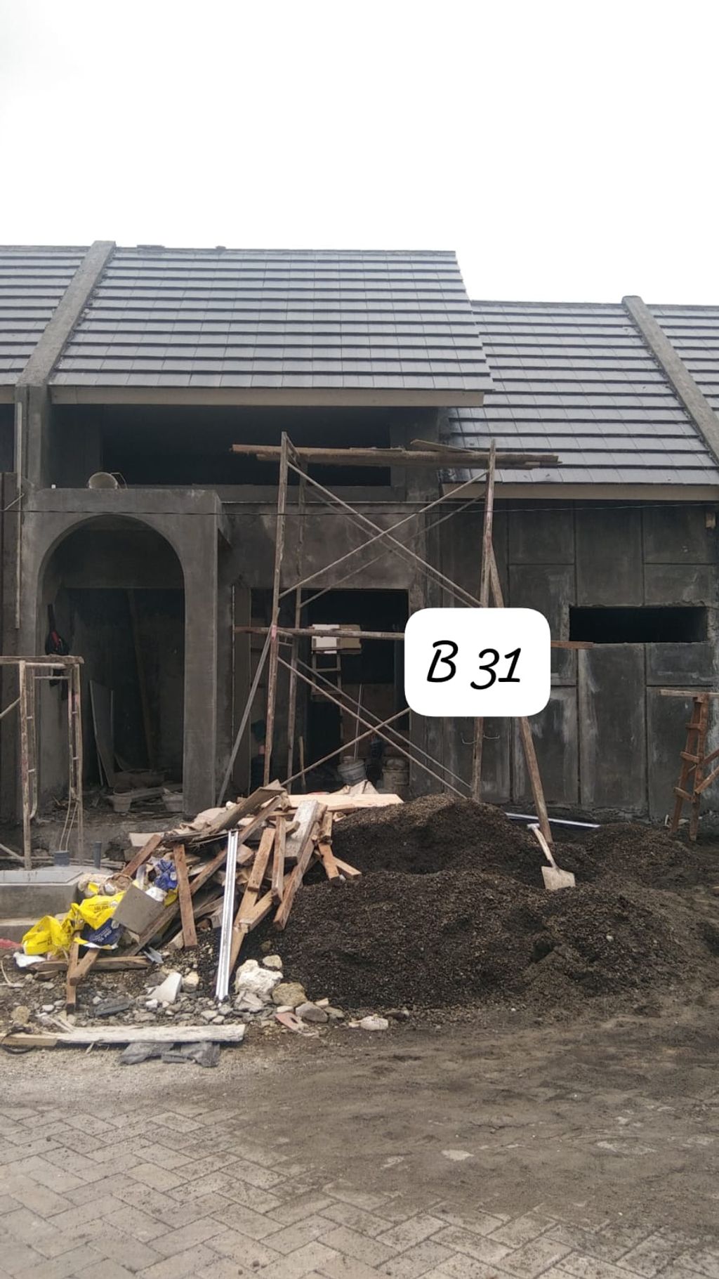 foto tampak rumah tipe Blok B-31 Galan Cluster Kensington perumahan The Anvaya Juanda