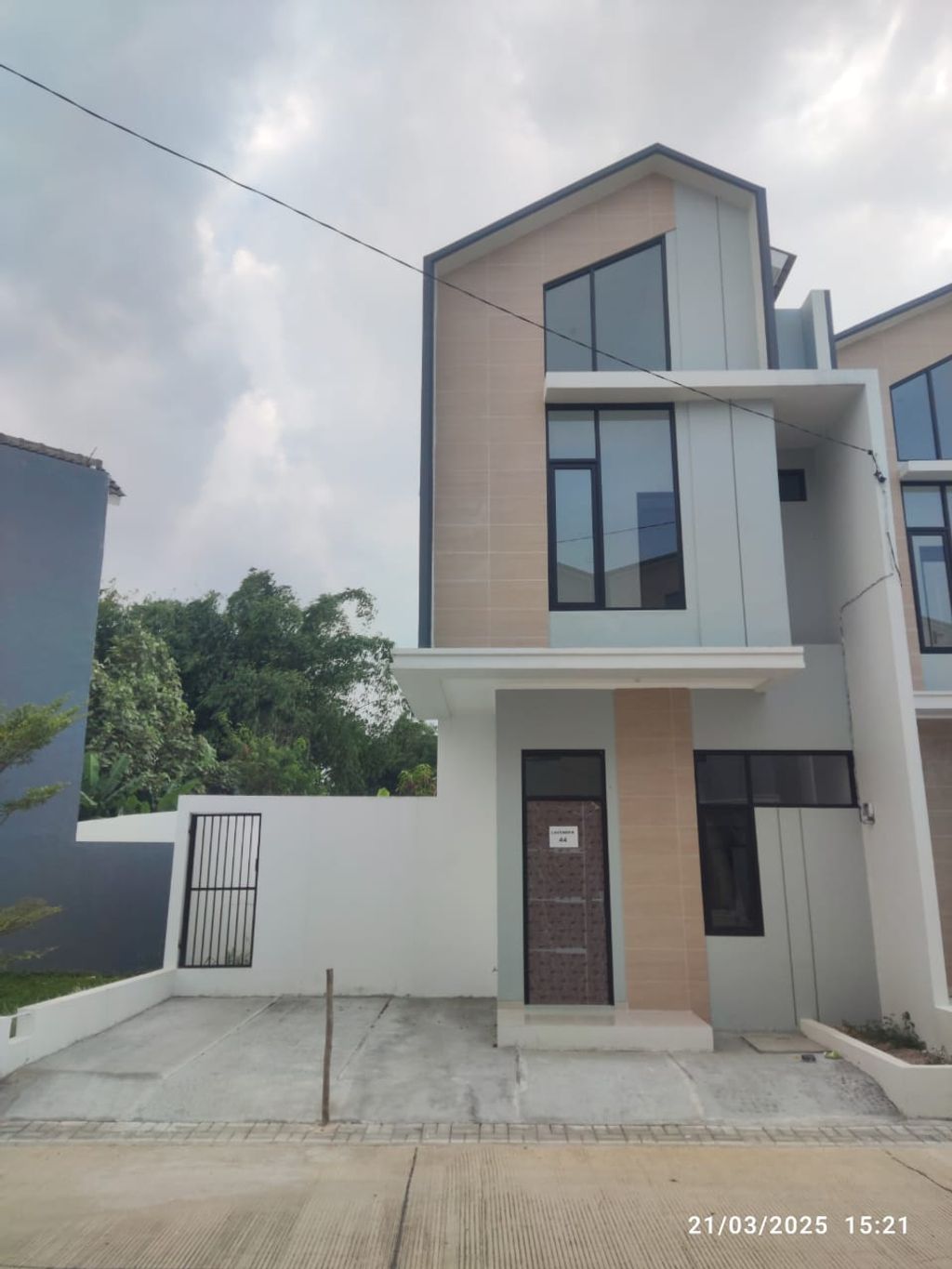 foto tampak rumah tipe 50 Compact (3 Kamar) High Ceiling (532) perumahan G-Land Katapang Residence 1